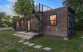 Container Home With Rooftop Views And Pickleball-Pecan Grove