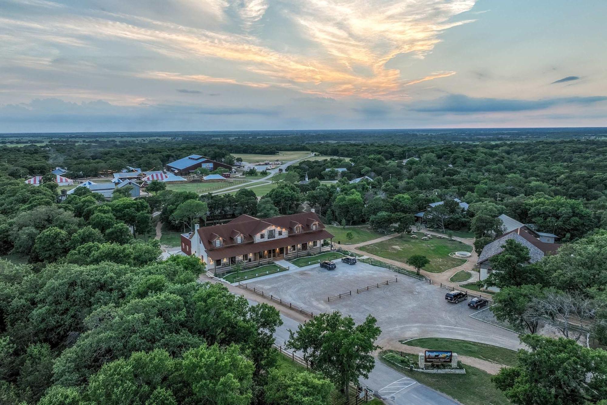 Container Home With Rooftop Views And Pickleball-Pecan Grove Bellmead Exterior photo